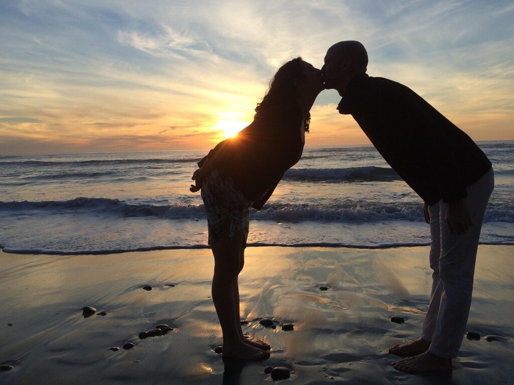 love, couple, beach, kissing, kiss, couple in love, couples in love, nature, happy, romantic, together, romance, happy couple, happy couples, boyfriend, young couple in love, relationship